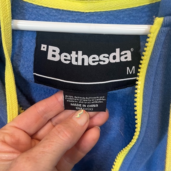 Fallout Bethesda Vault 111 Blue Yellow Sweatshirt Hoodie Zip Up Number 111 Sz M - Picture 7 of 16